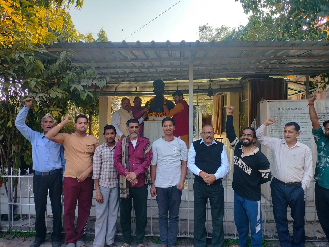 स्वतंत्रवीर सावरकर को हिन्दू महासभा ने भावभीनी श्रद्धांजलि अर्पित की,अखंड हिन्दू राष्ट्र की स्थापना का लिया संकल्प.